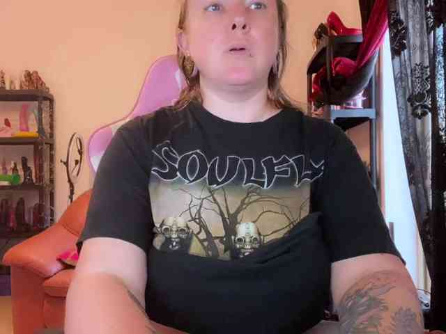 NylonQueen webcam