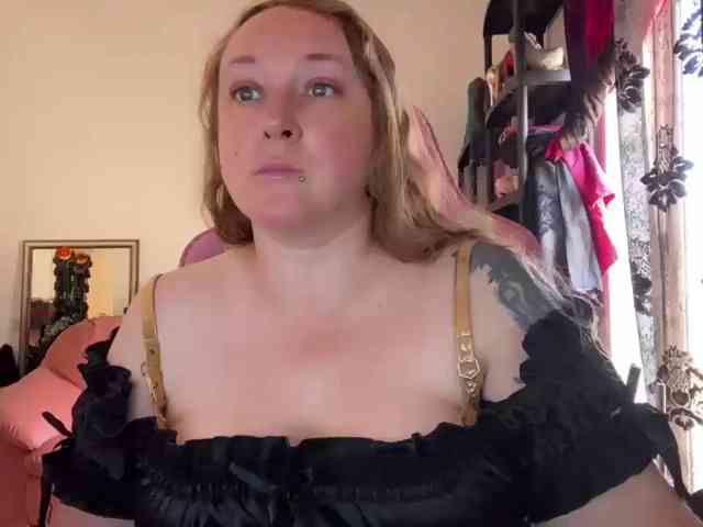 NylonQueen webcam