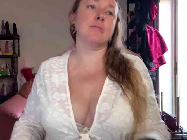 NylonQueen webcam