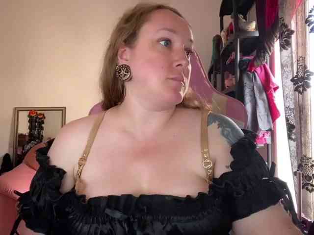 NylonQueen webcam