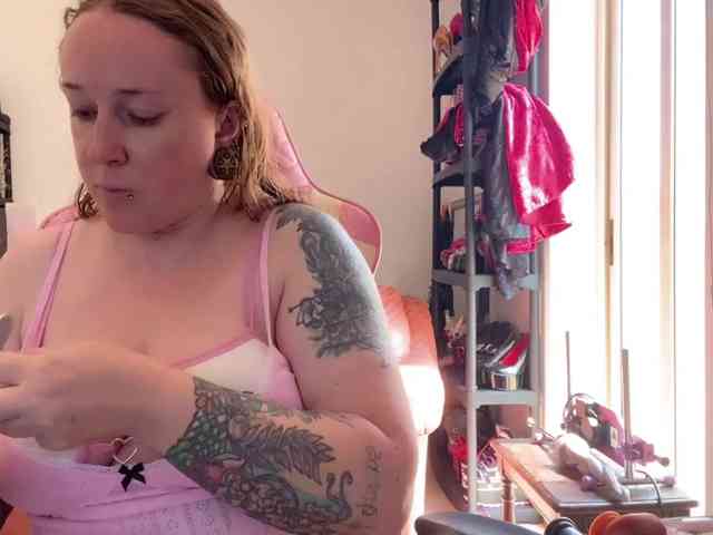 NylonQueen webcam
