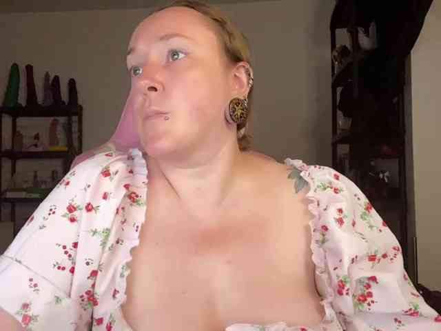 NylonQueen webcam