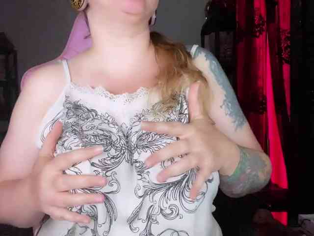 NylonQueen webcam