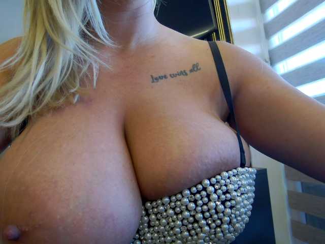 Jennifer95 live cam on BongaCams
