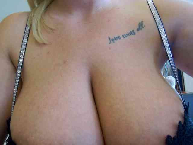 IsabellaNoirr webcam