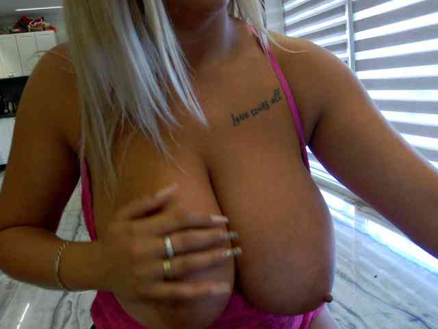 IsabellaNoirr webcam
