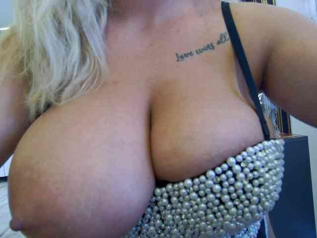 IsabellaNoirr webcam
