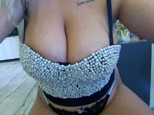 IsabellaNoirr webcam