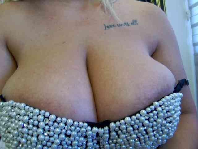 IsabellaNoirr webcam