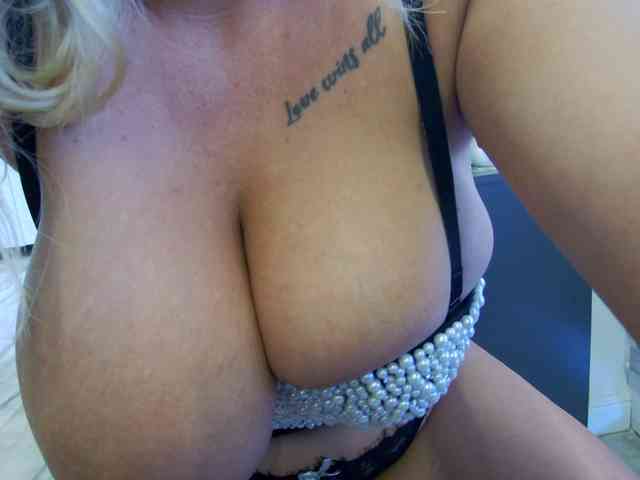 IsabellaNoirr webcam