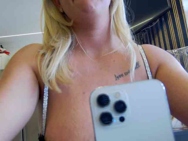 IsabellaNoirr webcam