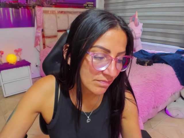 alma-blue live cam on BongaCams