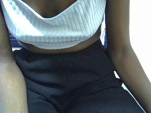 le modèle Magren est en webcam porno dans un show sur le site bongacams, il possède les tags suivants: Ebony,Brunette,Trimmed