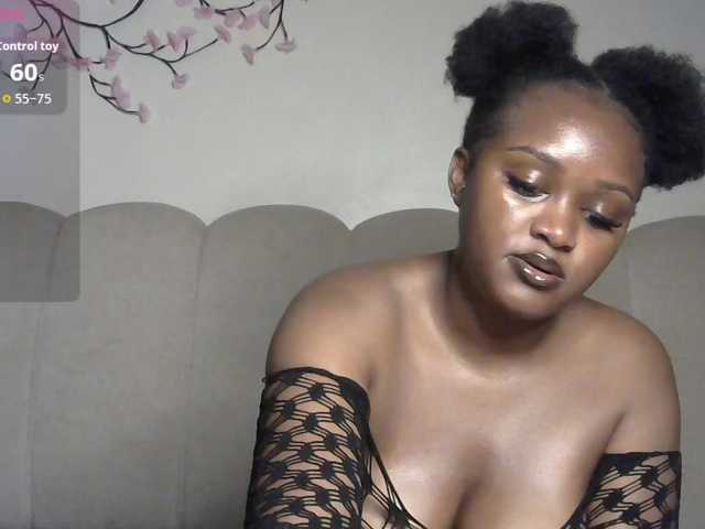 miss-caramel live cam on UnifiedCams