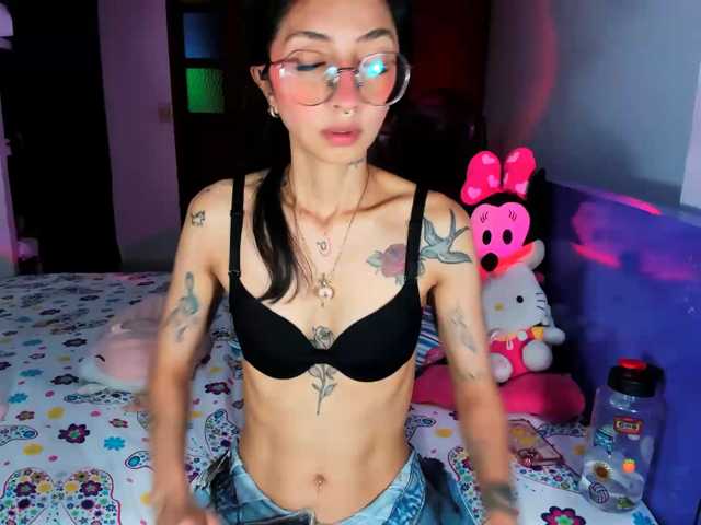 le modèle Anaisl_ux est en webcam porno dans un show sur le site bongacams, il possède les tags suivants: Latino/Hispanic,Brunette,Shaved
