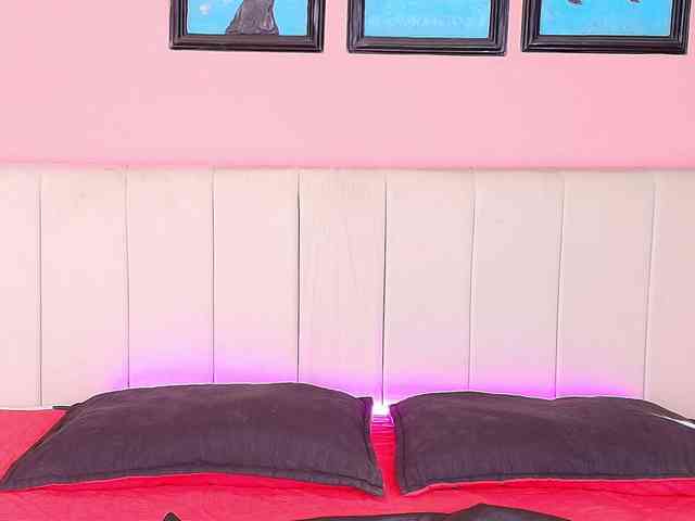 Miaa-Sophiaa Live Webcam on BongaCams