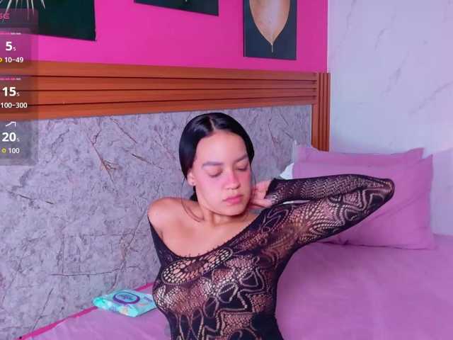 le modèle cutepetitee est en webcam porno dans un show sur le site bongacams, il possède les tags suivants: Latino/Hispanic,Brunette,Shaved