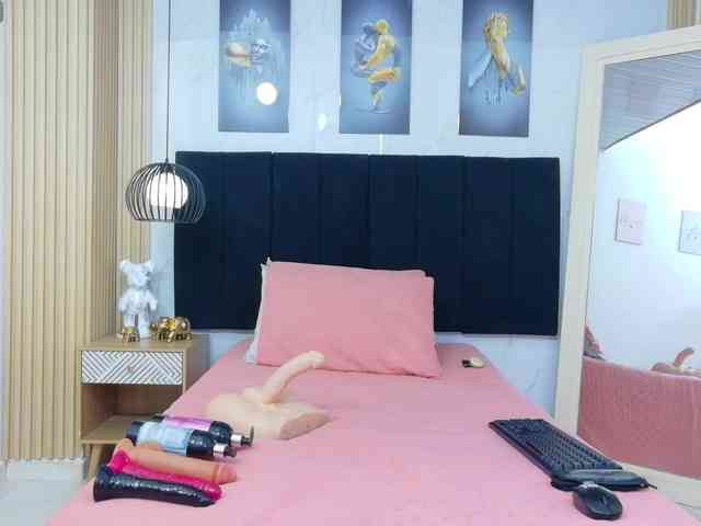 cutepetitee Live Webcam on BongaCams