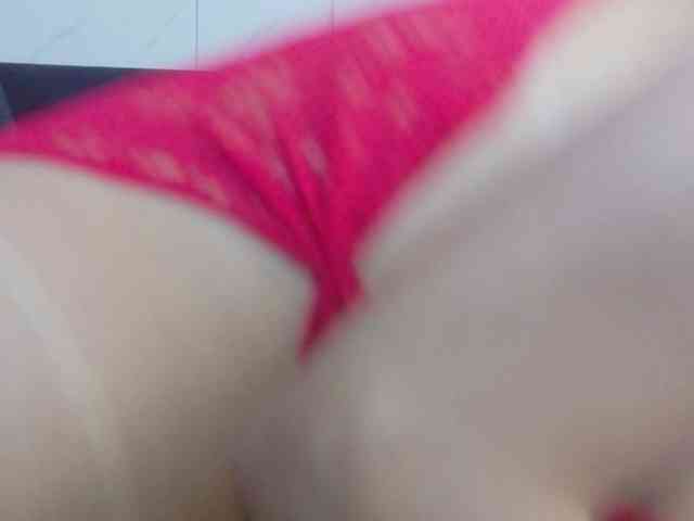 cutepetitee Live Webcam on BongaCams