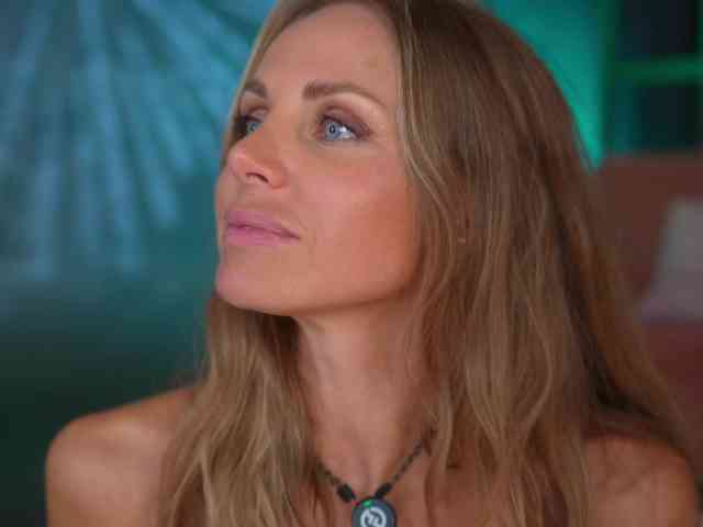 EvaFashionista Live Webcam on BongaCams