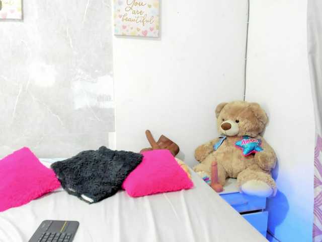 SaraLowee live cam on BongaCams