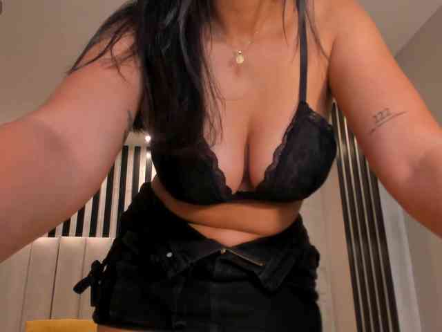 AmbarJames webcam