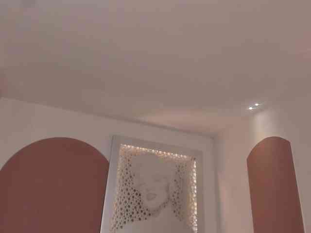 AmbarJames webcam