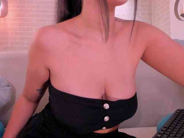 AmbarJames webcam