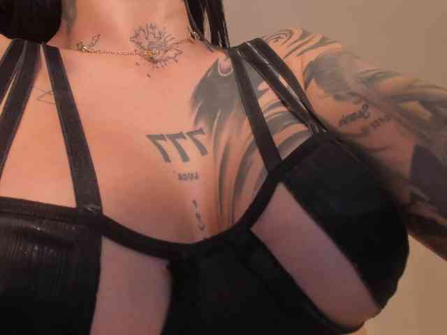 MilaLawrence webcam