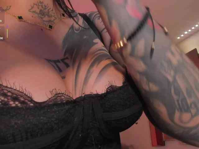 Model: MilaLawrence