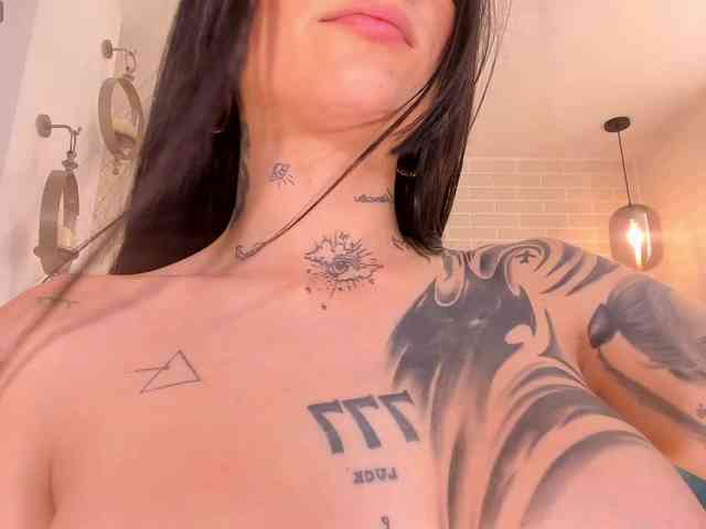 MilaLawrence webcam