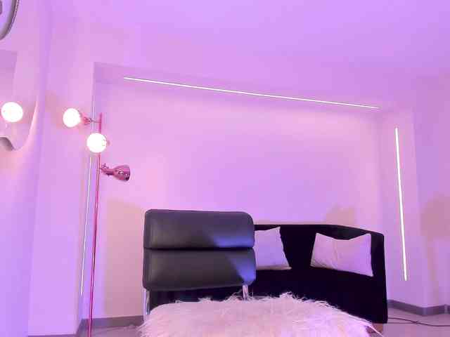 MilaLawrence webcam