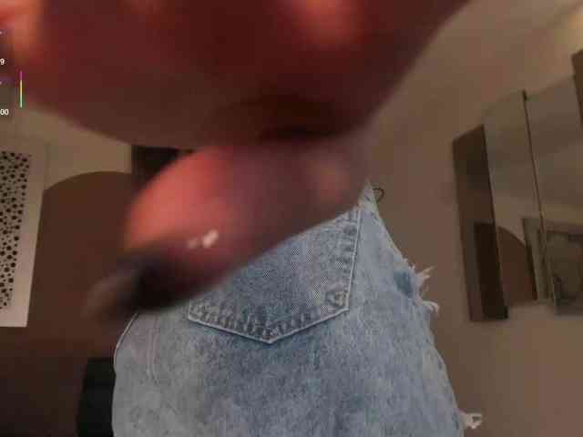 MilaLawrence webcam