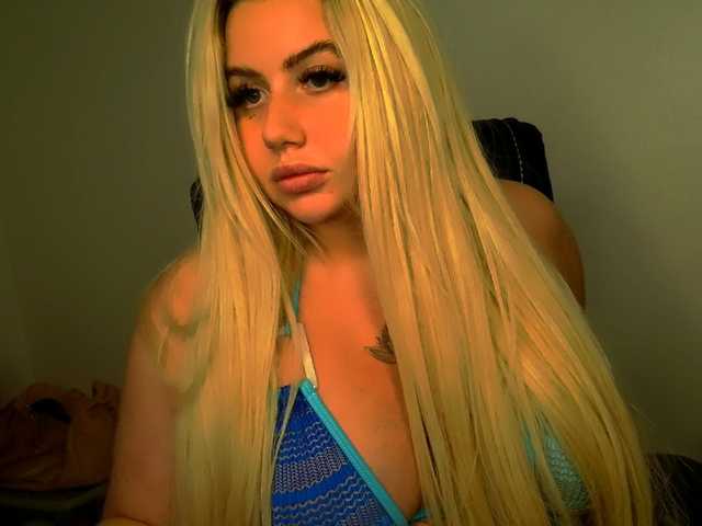 BlondeDollTia live webcam show