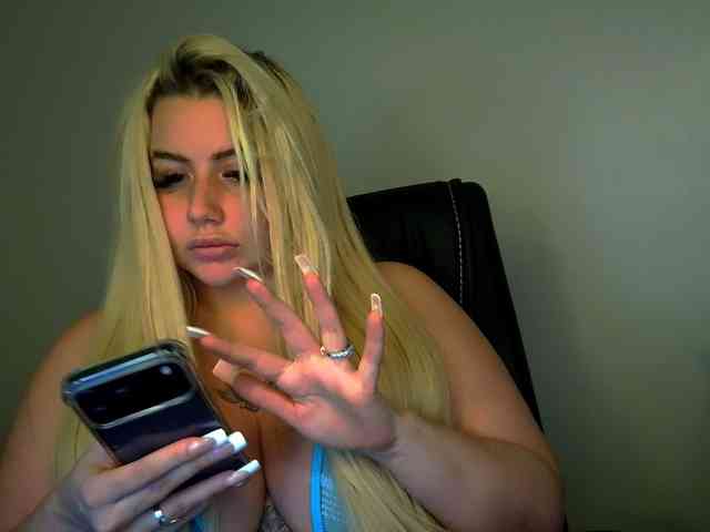 TiaDollDotCom webcam