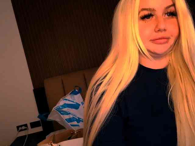 TiaDollDotCom webcam