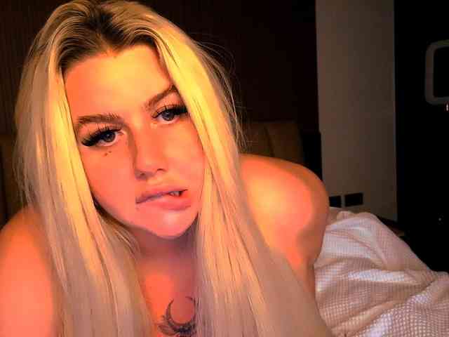 TiaDollDotCom webcam