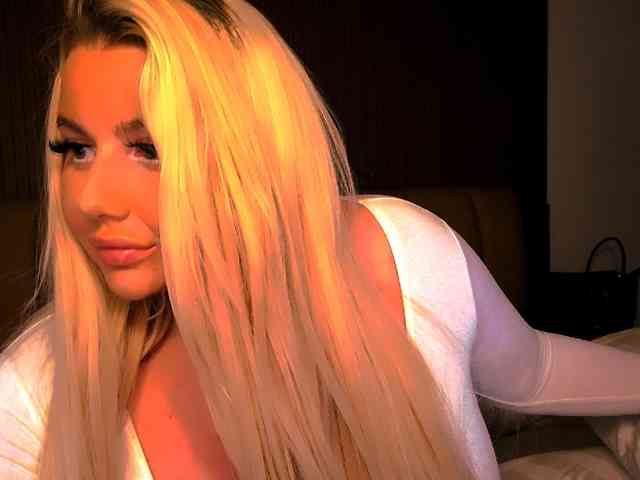 TiaDollDotCom webcam