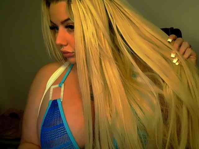 TiaDollDotCom webcam