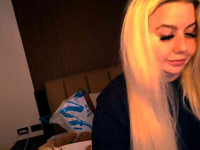 TiaDollDotCom webcam