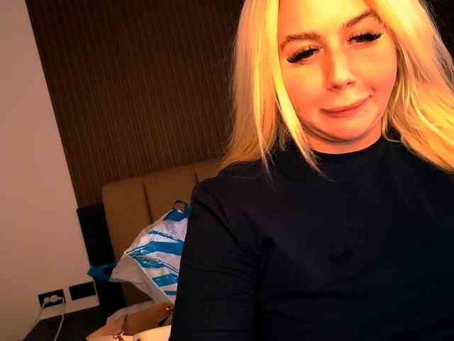 TiaDollDotCom webcam