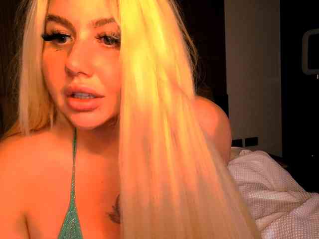 TiaDollDotCom webcam