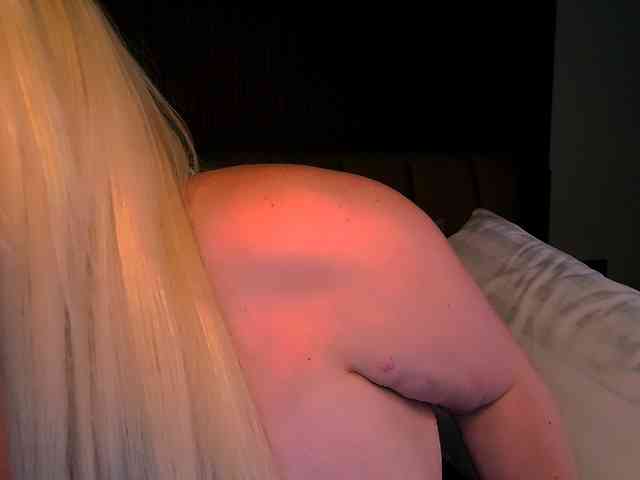TiaDollDotCom webcam