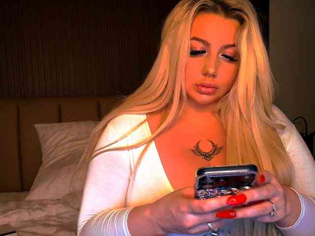 TiaDollDotCom webcam