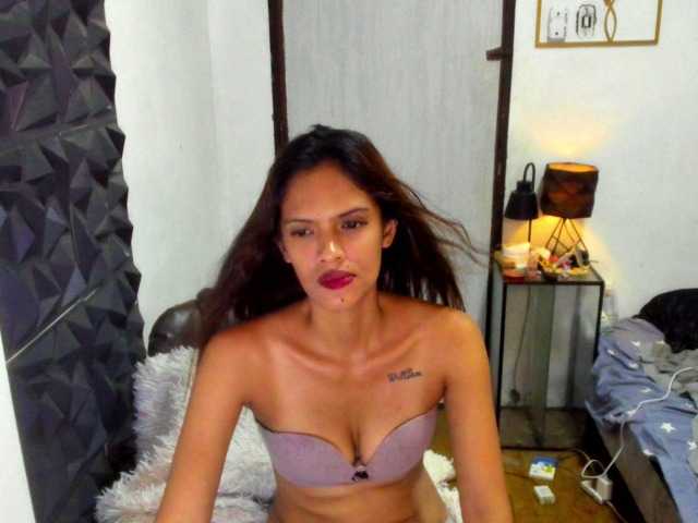 Rochellebones live cam on BongaCams