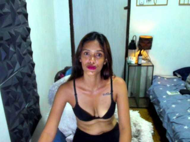 Rochellebones live webcam show