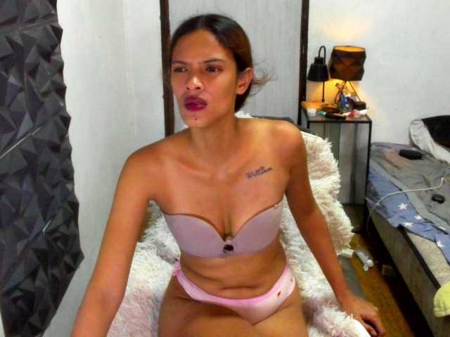 Rochellebones live cam on BongaCams