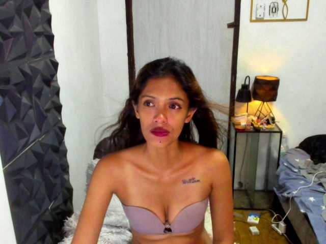 Rochellebones live cam on BongaCams
