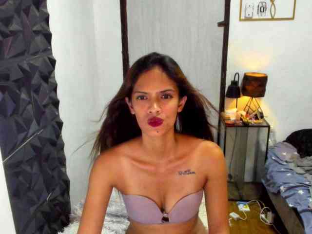 Rochellebones's cam show statistics and live stream