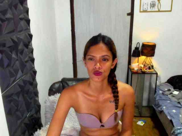 Rochellebones Live Webcam on BongaCams